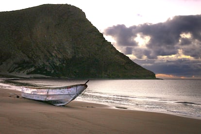 Mauritanian 'cayuco' on the beach of La Tejita, Tenerife on January 1, 2021. There were 40 people in this precarious boat, all of whom were assisted by a team of Red Cross volunteers. Arrivals on beaches are particularly dangerous because of the risk of injury during disembarkation and the risk of drowning just a few meters from the shore. Mauritanian canoes are usually made of fiberglass and are smaller than Senegalese canoes. They are usually painted white on the outside and light blue on the inside. Although these boats depart from Mauritanian ports, most of their passengers come from Mali, Senegal and Gambia.