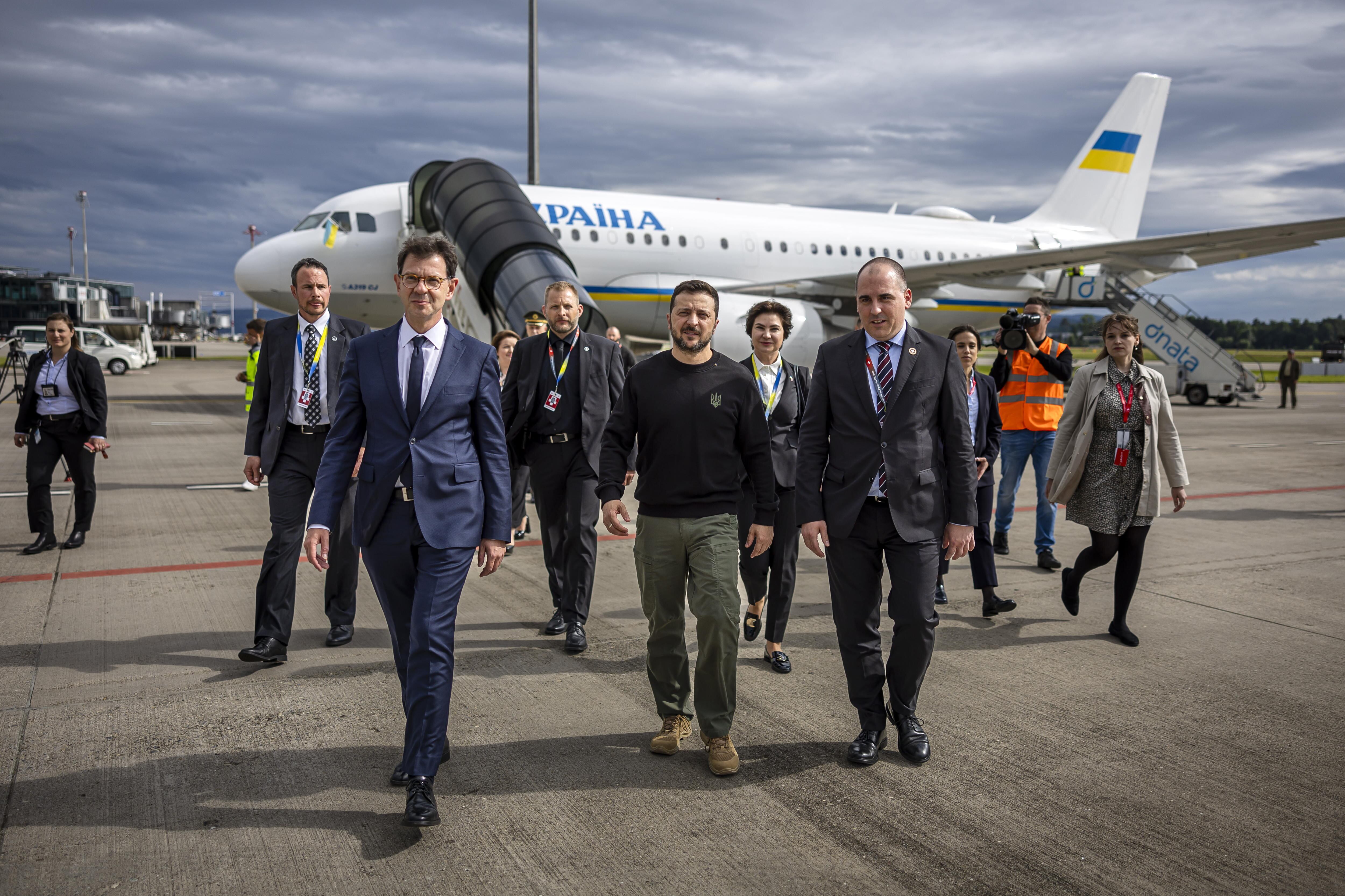 El presidente ucranio, Volodímir Zelenski, es recibido en Zúrich por varias autoridades suizas a para participar en la Cumbre por la Paz en Ucrania, que se celebra este fin de semana en Burgenstock (Suiza).