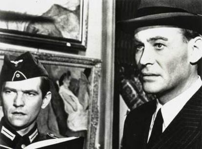Peter O'Toole (derecha), como el psicópata general Tanz de paisano, en un fotograma de <i>La noche de los generales</i> (1967), de Anatole Lituak.