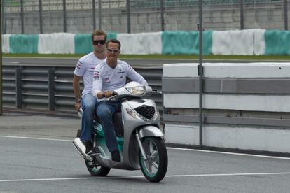 El alemán Michael Schumacher, de la escudería Mercedes AMG, realiza una vuelta de reconocimiento en el circuito de Sepang