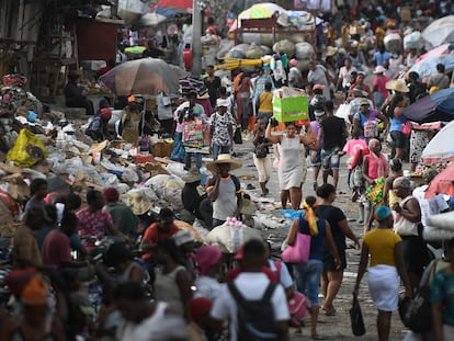 Dezenas de pessoas em um mercado de Porto Príncipe, neste domingo, 11 de julho.
