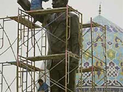 Un obrero trabaja en la limpieza de una estatua de Sadam Husein en Bagdad.