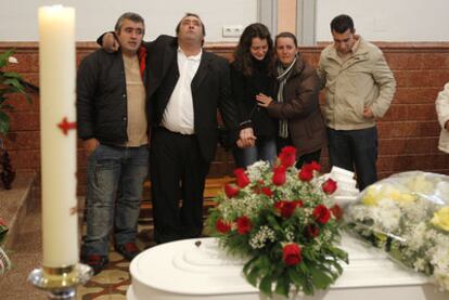 Los padres y la hermana de María Esther (en el centro) en el funeral.