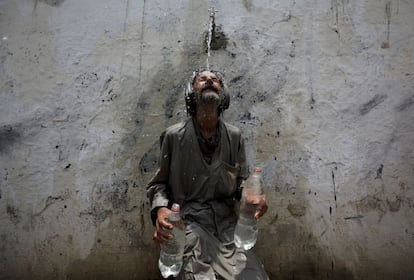 Un hombre se refresca en una fuente para paliar los efectos de las altas temperaturas que se están viviendo en Karachi, Pakistán. Al menos 859 personas han muerto en los últimos cinco días por la ola de calor que azota la provincia meridional paquistaní de Sindh, donde las autoridades religiosas han permitido romper el ayuno del ramadán mientras las temperaturas empiezan ya a descender.