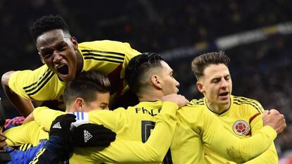 Los colombianos celebran uno de sus goles.