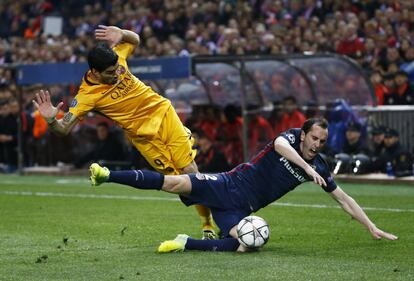 Luis Suárez (d) del Barcelona y Diego Godin del Atlético de Madrid.