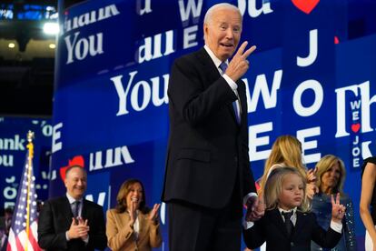 El presidente de los Estados Unidos, Joe Biden, y su nieto Beau Biden hacen el signo de la paz durante el primer día de la Convención Nacional Demócrata.