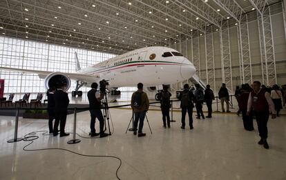 Periodistas esperan fuera del avión presidencial rifado por López Obrador.