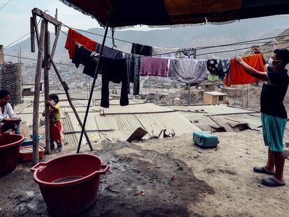 Habitantes del barrio Los Jazmines en Lima, durante la cuarentena por el coronavirus.