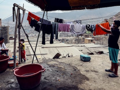 Habitantes del barrio Los Jazmines, en el distrito de Comas, en Lima.