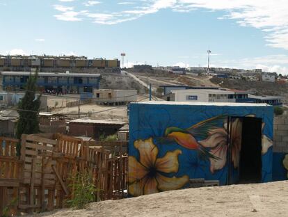 Una de las escuelas de El Maclovio corona una de las lomas. Foto tomada desde otra loma, La Gallera, el terreno donde aparecieron las fosas.