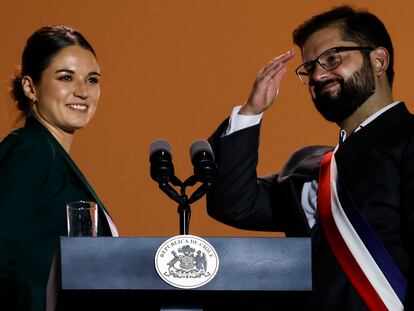 El presidente de Chile, Gabriel Boric, junto a su pareja, Irina Karamanos, en el primer discurso presidencial, Santiago.