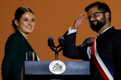 El presidente de Chile, Gabriel Boric, junto a su pareja, Irina Karamanos, en el primer discurso presidencial, Santiago.