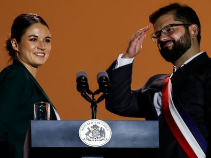 El presidente de Chile, Gabriel Boric, junto a su pareja, Irina Karamanos, en el primer discurso presidencial, Santiago.