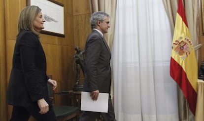 The OECD’s Stefano Scarpetta hands over the report to Labor Minister Fátima Báñez.