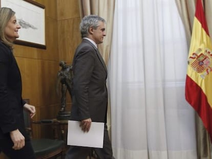 The OECD’s Stefano Scarpetta hands over the report to Labor Minister Fátima Báñez.
