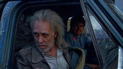 Melvin recoge en el desierto de Tonopah, en una carretera de pesadilla, a un motorista de barba cana y entrado en años, que ha sufrido un accidente y que dice llamarse Howard Hughes, como el famoso millonario y cineasta.
