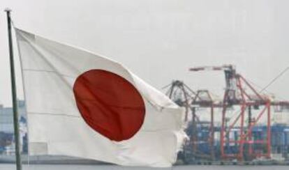 Fotografía de archivo donde se ve la bandera de Japón en el puerto de Tokio (Japón). Según los datos publicados hoy por el gobierno, el producto interno bruto de Japón (PIB) se contrajo un 0,4 por ciento en el periodo octubre-diciembre para el tercer trimestre consecutivo después de las exportaciones lentas.