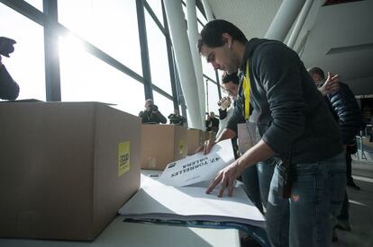 Militantes de la CUP preparan las urnas para las votaciones.