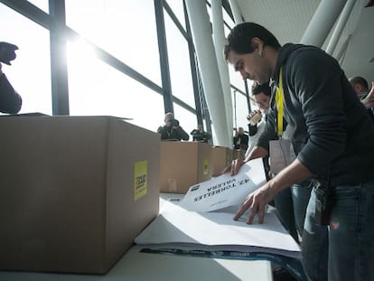 Militantes de la CUP preparan las urnas para las votaciones.