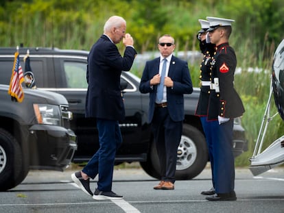 El presidente de Estados Unidos, Joe Biden, este domingo en Rehoboth Beach, Delaware, partiendo a su viaje a Europa.