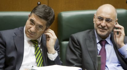 Patxi López y el consejero de Interior, Rodolfo Ares, en un pleno del Parlamento.