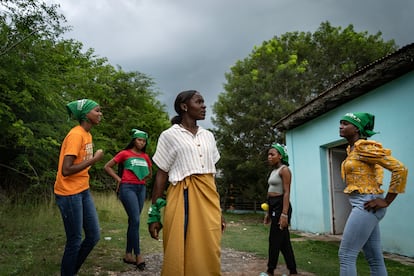 Las jóvenes Claribel Mota, Erika Pinales, Soledad Perdomo, Arisleidy Guzmán y Chelsy Caro participan en cursos de salud reproductiva en las instalaciones de Conamuca (Confederación Nacional de Mujeres del Campo), en el municipio de San Cristóbal, en República Dominicana.
