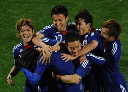 El mediocentro japonés Yasuhito Endo celebra con sus compañeros el gol marcado a Dinamarca.