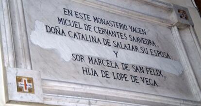 Lápida que informa de la presencia de los restos de Cervantes y de su mujer, Catalina de Salazar, en la iglesia conventual.