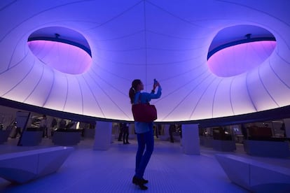 El Museo de la Ciencia de Londres, que celebró en 2017 su 160º aniversario, conserva joyas de la Revolución Industrial, como The Rocket (El Cohete), locomotora construida por George Stephenson y su hijo Robert en 1829. Aunque no es un museo polvoriento y decimonónico; alberga un espacio interactivo especialmente atractivo para niños, así como la novedosa Galería Winton diseñada por la arquitecta Zaha Hadid (en la foto), un espacio en el que se da vida a cuatro siglos de matemáticas. Las exposiciones temporales del museo (la actual dedicada al Sol) suelen ser éxitos de taquilla. <a href="https://www.sciencemuseum.org.uk" target="_blank">sciencemuseum.org.uk</a>