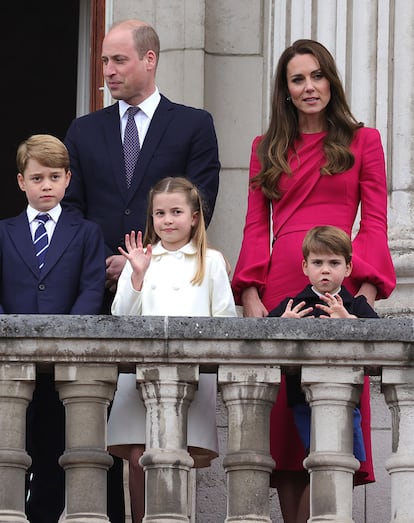 Para cerrar las celebraciones del Jubileo, Kate Middleton apostó por una de las diseñadoras británicas de referencia en cuestión de sostenibilidad, Stella McCartney, con un diseño de color fucsia y mangas abullonadas.