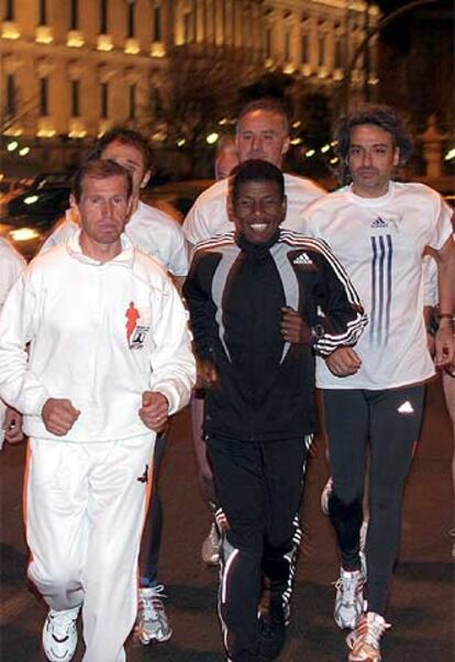 Gebrselassie (en medio), corriendo por Madrid.