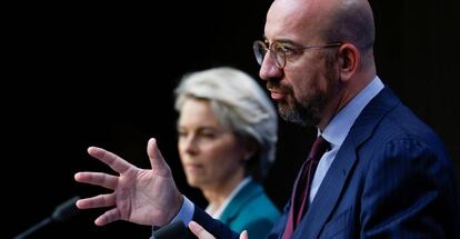 El presidente del Consejo Europeo, Charles Michel, junto con la presidenta de la Comisión Europea, Úrsula von der Leyen.
 