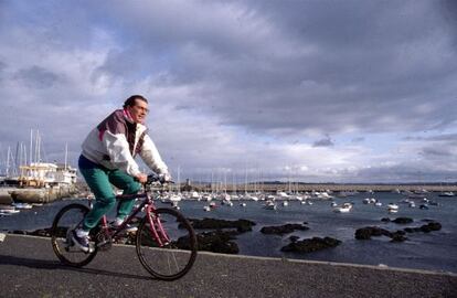 José Luis Méndez pasea en bicicleta por A Coruña a finales de los años 90.