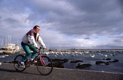 Jos&eacute; Luis M&eacute;ndez pasea en bicicleta por A Coru&ntilde;a a finales de los a&ntilde;os 90.