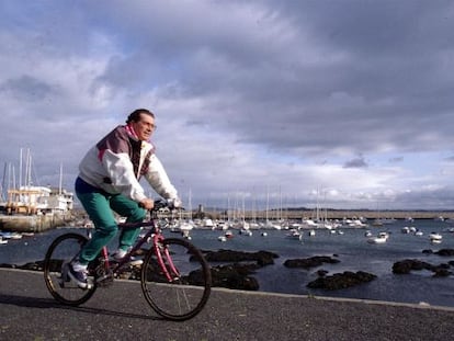 Jos&eacute; Luis M&eacute;ndez pasea en bicicleta por A Coru&ntilde;a a finales de los a&ntilde;os 90.