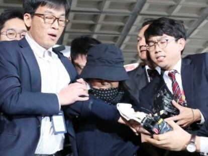 La fiscalía abre, tras grandes protestas, una investigación sobre el papel de una confidente que tenía información clasificada del Gobierno que lidera Park