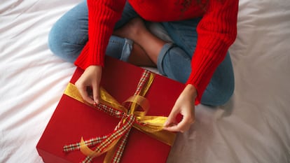Artículo de EL PAÍS Escaparate que describe la guía definitiva de regalos de Navidad para cada tipo público.