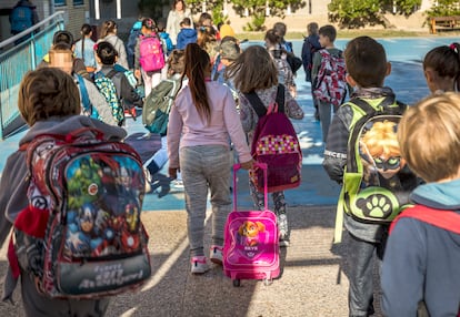 Escolares a la entrada a clase.