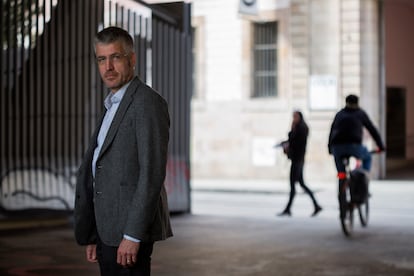 El periodista Alec MacGillis, autor del libro 'Estados Unidos de Amazon', posa en la Facultad de Historia de la Universitat de Barcelona, el 6 de abril.