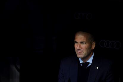 El entrenador del Real Madrid, Zinedine Zidane, durante el partido de la Liga Santander de fútbol disputado hoy ante el Leganés en el estadio Santiago Bernabéu. 