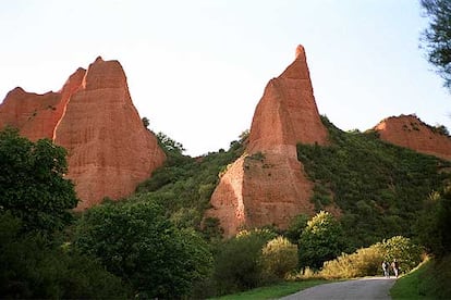 Una ruta en bicicleta de montaña descubre el original paraje de las minas romanas de oro de Las Médulas, en El Bierzo (León).