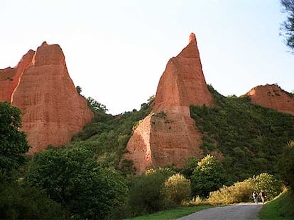 Una ruta en bicicleta de montaña descubre el original paraje de las minas romanas de oro de Las Médulas, en El Bierzo (León).