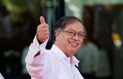 El presidente de Colombia, Gustavo Petro, saluda en Santo Domingo, República Dominicana, en marzo de 2023.