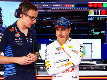 Checo Pérez junto a su ingeniero Hugh Bird, en el garaje de Red Bull durante el Gran Premio de Emilia Romaña, en Italia.