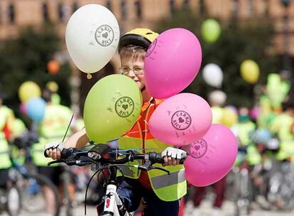 Uno de los participante en la marcha en bicicleta que discurrió ayer por Sevilla.