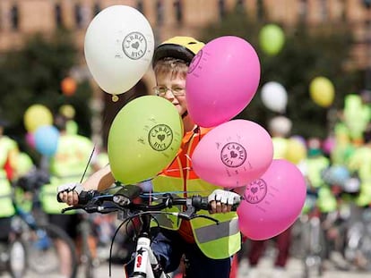 Uno de los participante en la marcha en bicicleta que discurrió ayer por Sevilla.