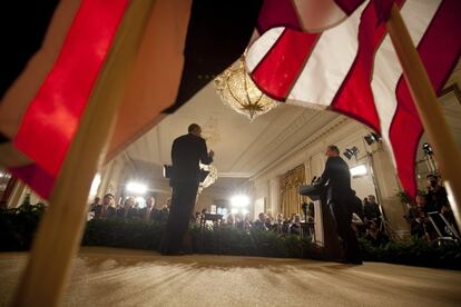 El presidente Barack Obama y el primer ministro británico, David Cameron durante una conferencia de prensa en la Casa Blanca, donde se han reunido en un esfuerzo conjunto para combatir el terrorismo después del ataque a la sede de 'Charlie Hebdo' en Francia.