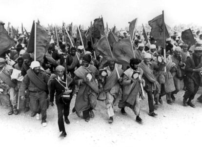 Manifestantes marroquíes portando coranes en la Marcha Verde, en el Sáhara Occidental. El 6 de noviembre de 1975 el rey Hassan II envió al Sáhara a 350.000 civiles desarmados para forzar la salida del Ejército español.