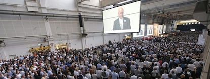 Fotograf&iacute;a facilitada por Volkswagen AG de los trabajadores de Volkswagen mientras escuchan el discurso del presidente del comit&eacute; de empresa de Volkswagen.